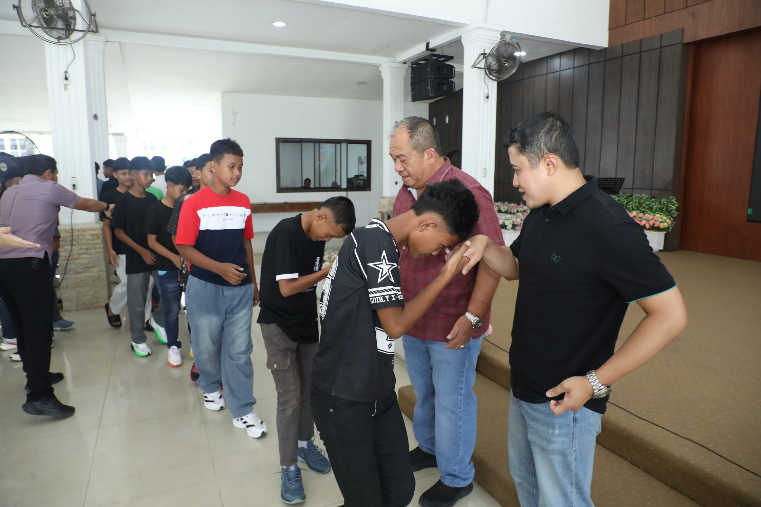 Bupati Asahan Taufik Zainal Abidin SSos MSi lepas kontingen sepak bola piala Soeratin U-13 dan U-15 di Rumah Dinas, Sabtu. 