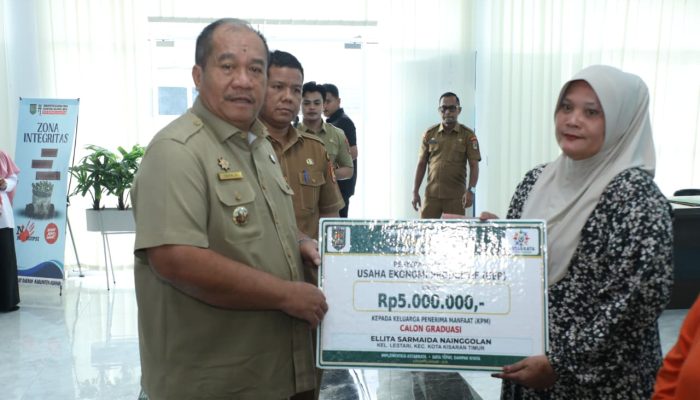Bupati Asahan Taufik Zainal Abidin SSos MSi luncurkan inovasi ASTABRATA (Akselerasi Strategis Tata Kelola Berbasis Data, Resiliensi, Adaptasi dan Pengentasan Kemiskinan) di Aula Melati, Senin (21/9).
