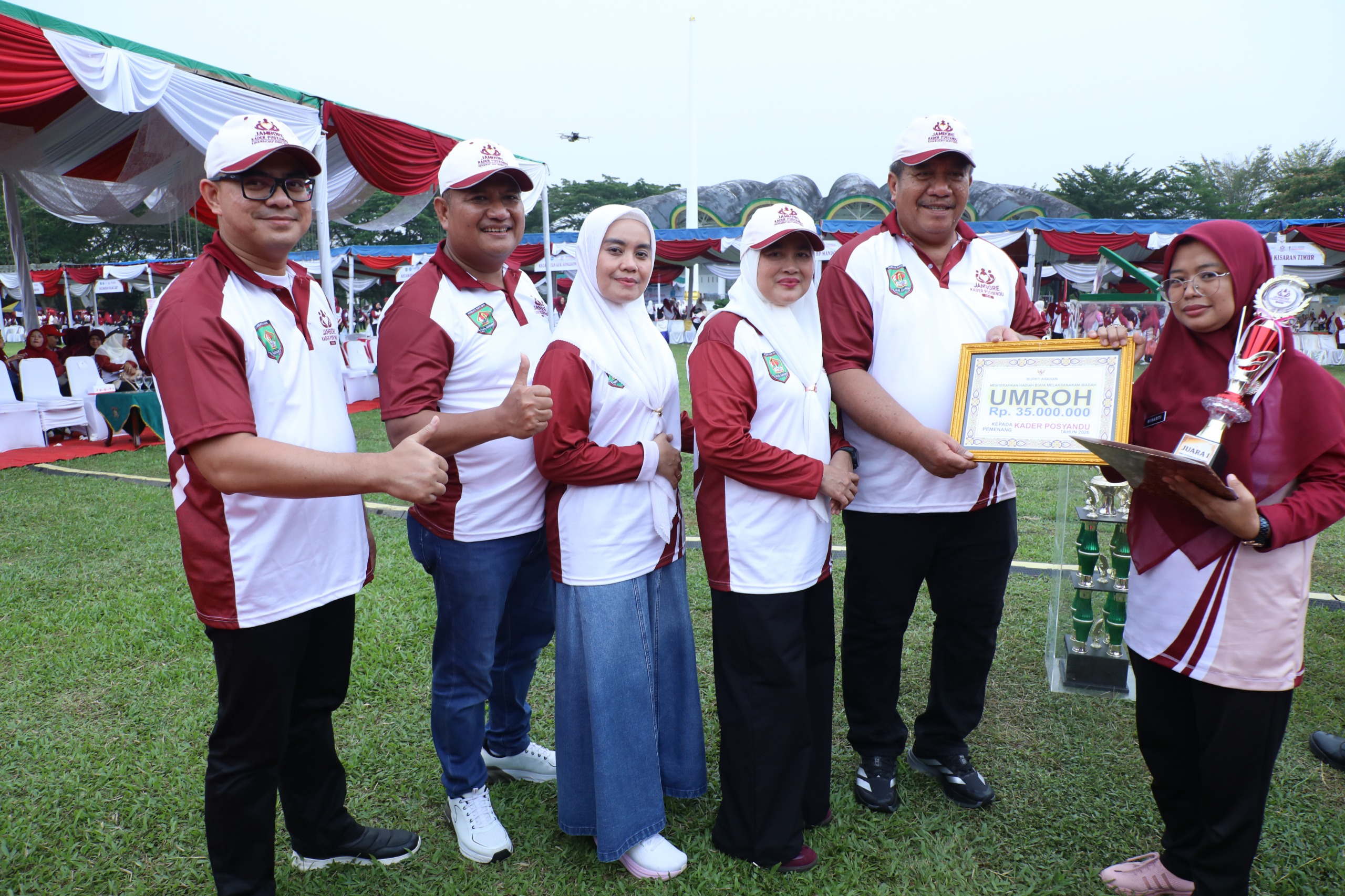 Bupati Asahan serahkan ongkos umroh kepada Kader Posyandu terbaik saat penutupan Jambore Kader Posyandu ke XIII, Senin (14/9).