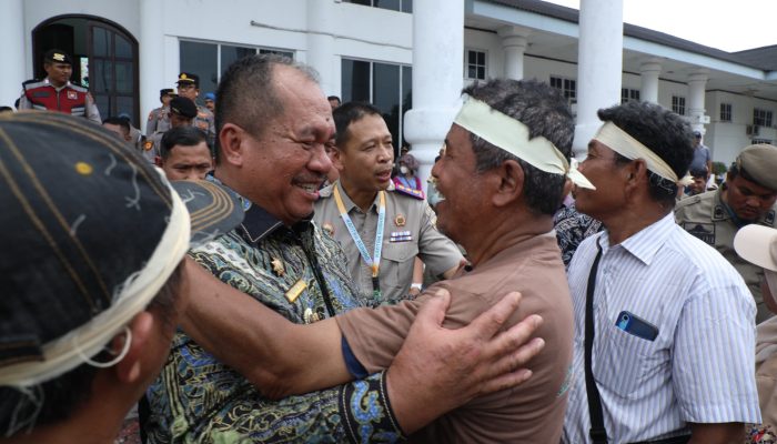 Memperingati Hari Tani Nasional, Dewan Pengurus Cabang Serikat Petani Indonesia Asahan gelar aksi unjuk rasa, Kamis (24/9). 