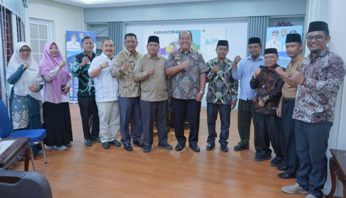 Bupati Asahan, Taufik Zainal Abidin SSos MSi menerima audiensi panitia wisuda sarjana Institut Agama Islam Daar Al Uluum (IAIDU) Asahan angkatan XXXVI di Ruang Kerja Bupati, Jumat (11/9).