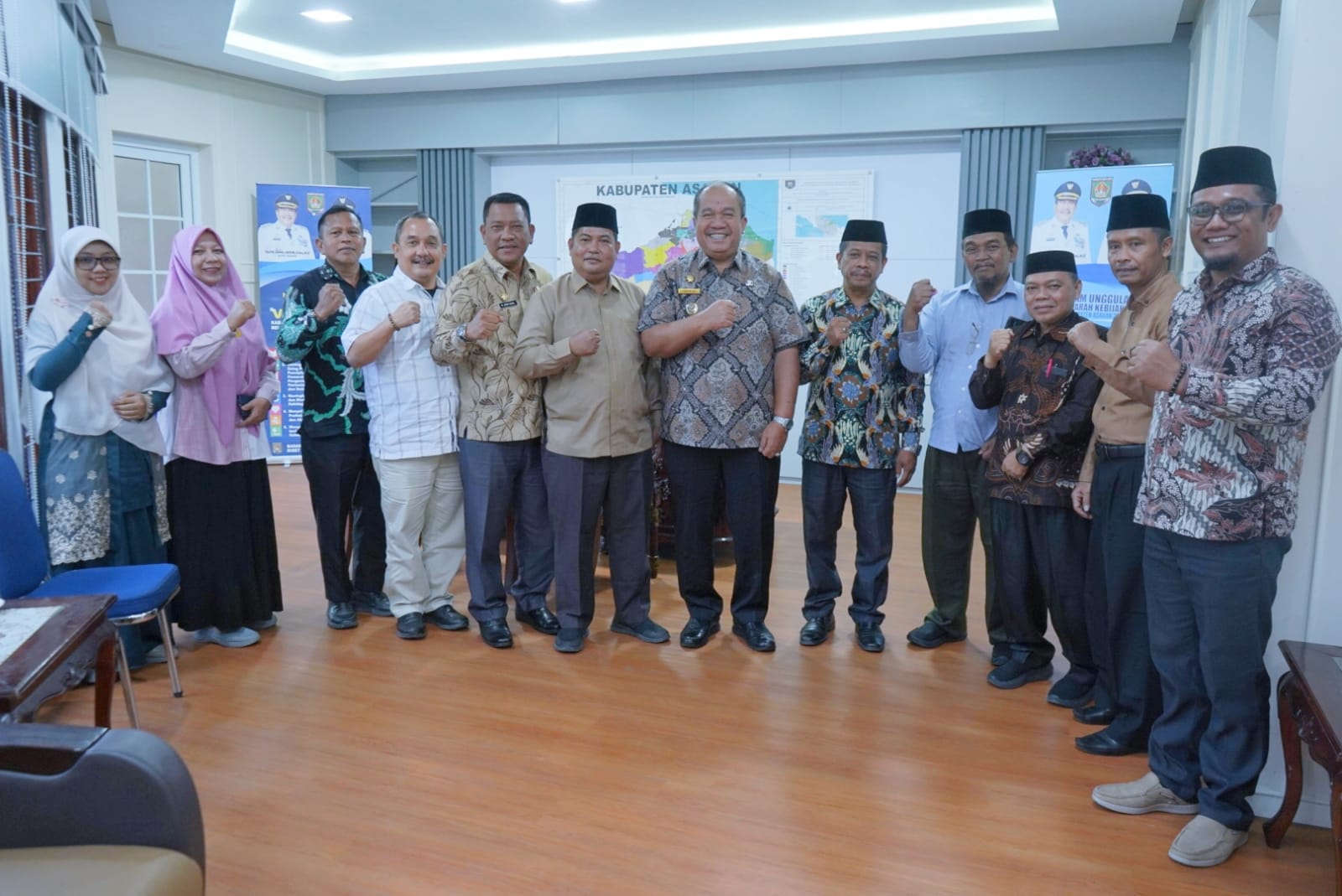 Bupati Asahan, Taufik Zainal Abidin SSos MSi menerima audiensi panitia wisuda sarjana Institut Agama Islam Daar Al Uluum (IAIDU) Asahan angkatan XXXVI di Ruang Kerja Bupati, Jumat (11/9).