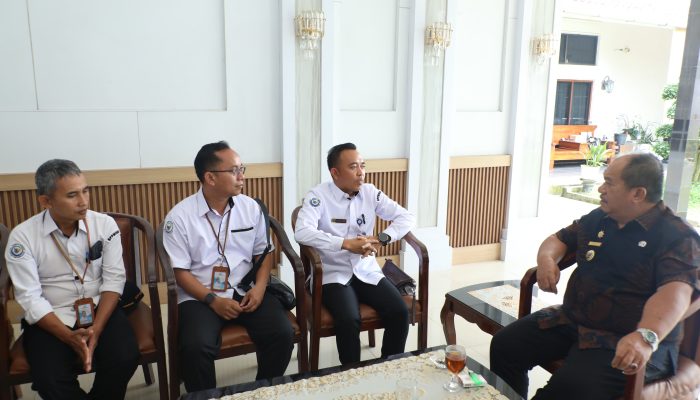 Bupati Asahan Taufik Zainal Abidin SSos MSi menerima kunjungan Pengawasan dan Pengujian Mutu Hasil Kelautan dan Perikanan (PPMHKP) Tanjung Balai Asahan di Rumah Dinas Bupati, Kamis (3/9). 