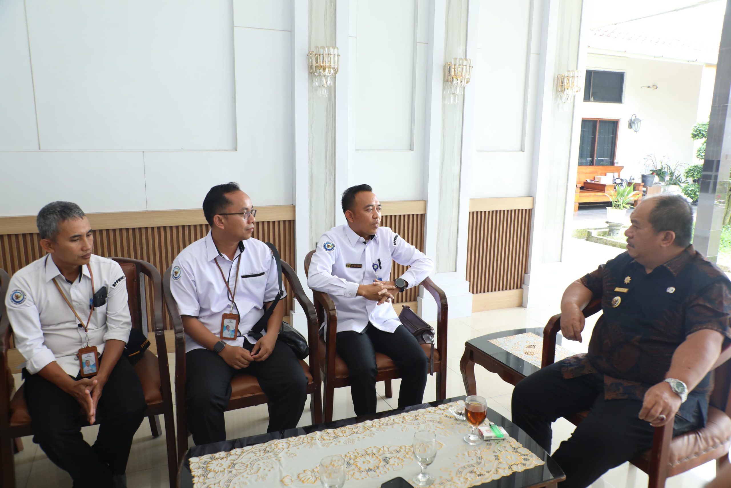 Bupati Asahan Taufik Zainal Abidin SSos MSi menerima kunjungan Pengawasan dan Pengujian Mutu Hasil Kelautan dan Perikanan (PPMHKP) Tanjung Balai Asahan di Rumah Dinas Bupati, Kamis (3/9).