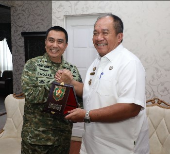 Bupati Asahan, Taufik Zainal Abidin SSos MSi menerima kunjungan Satuan Tugas Percepatan Rehabilitasi dan Rekonstruksi (Satgas PRR) pascabencana di Rumah Dinas Bupati, Rabu (16/9).