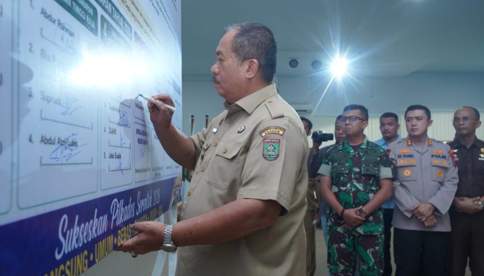 Bupati Asahan, Taufik Zainal Abidin SSos MSi bersama Forkopimda mendeklarasikan Pilkades Damai diaula Melati, Selasa (1/9).