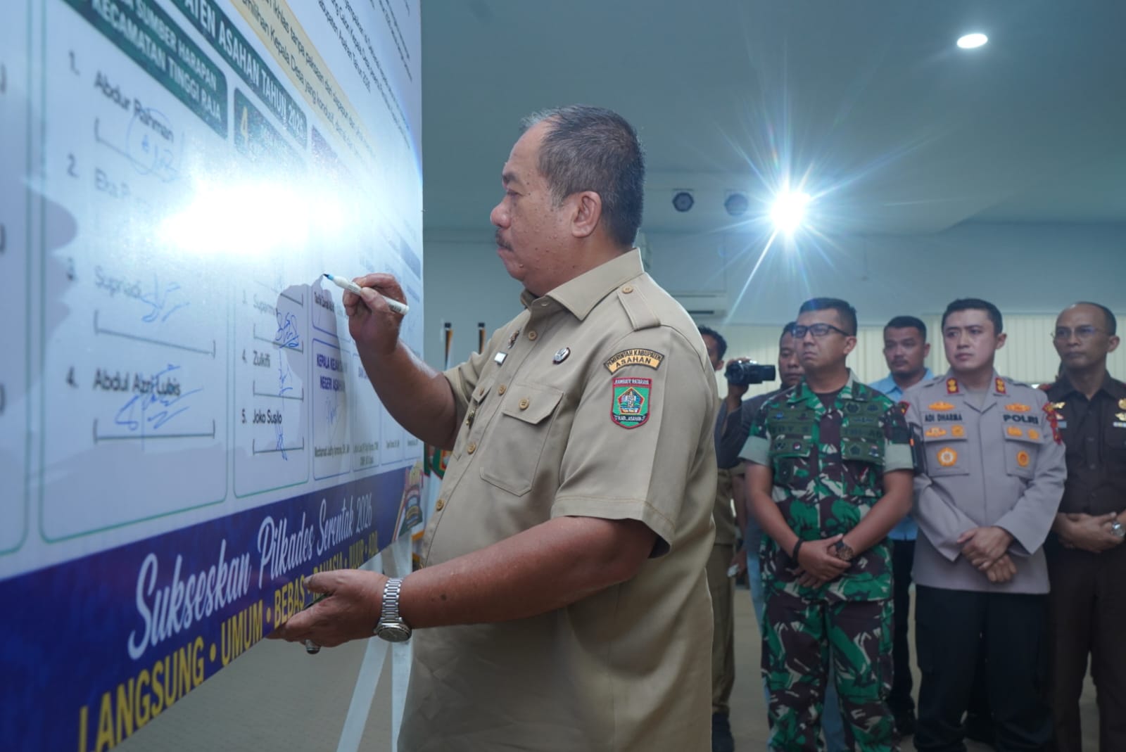 Bupati Asahan, Taufik Zainal Abidin SSos MSi bersama Forkopimda mendeklarasikan Pilkades Damai diaula Melati, Selasa (1/9).