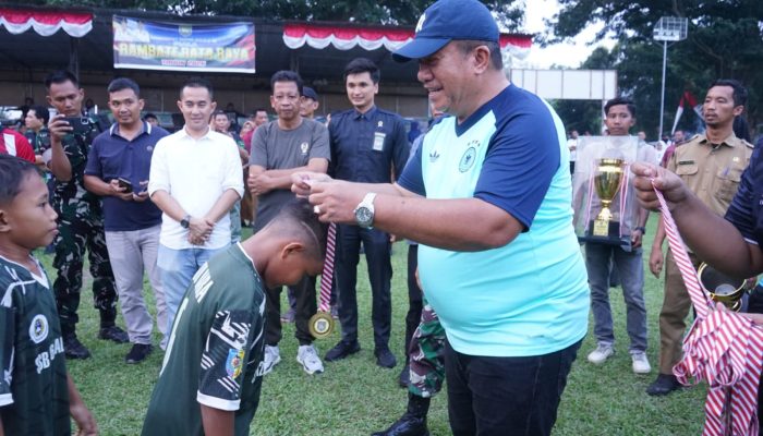 Bupati Asahan, Taufik Zainal Abidin SSos MSi tutup turnamen sepak bola U-10 Rambate Rata Raya Cup di lapangan Sei Renggas, Selasa (8/9). 