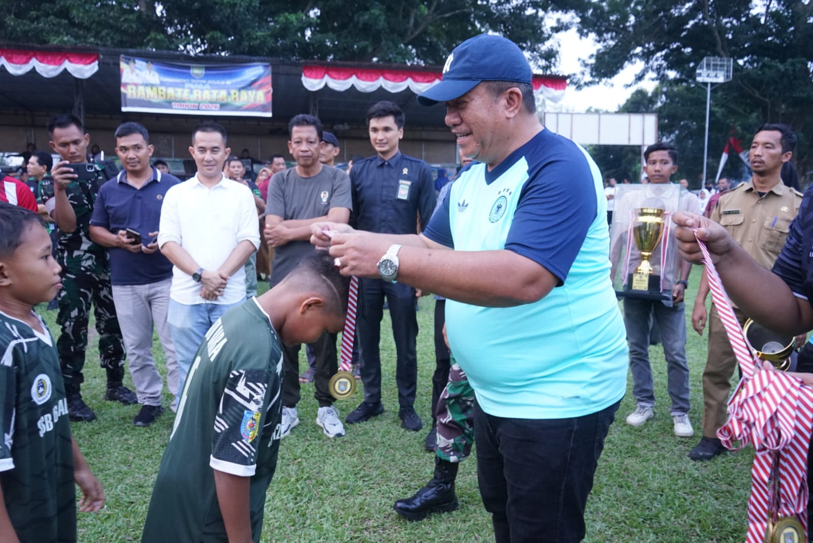 Bupati Asahan, Taufik Zainal Abidin SSos MSi tutup turnamen sepak bola U-10 Rambate Rata Raya Cup di lapangan Sei Renggas, Selasa (8/9). 