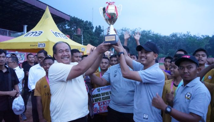 Bupati Asahan, Taufik Zainal Abidin SSos MSi secara resmi menutup turnamen sepak bola U-15 memberikan Piala kepada Tim Mezaluna di Stadion Mutiara Kisaran, Rabu (2/9).