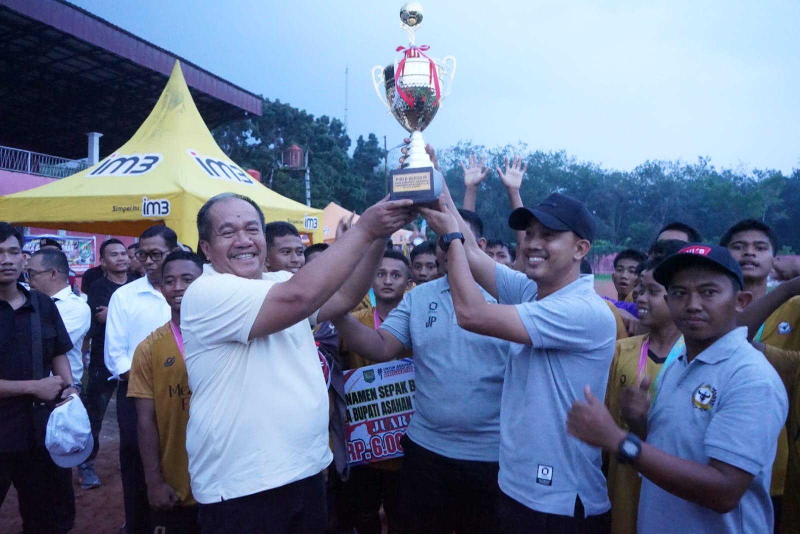 Bupati Asahan, Taufik Zainal Abidin SSos MSi secara resmi menutup turnamen sepak bola U-15 memberikan Piala kepada Tim Mezaluna di Stadion Mutiara Kisaran, Rabu (2/9).