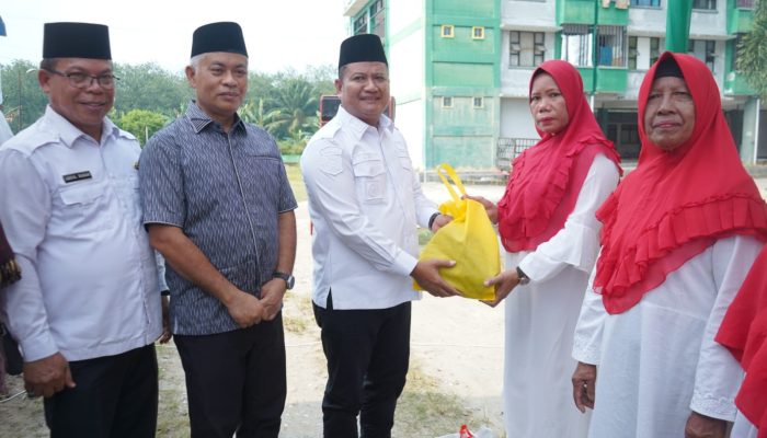 Wakil Bupati menyerahkan bantuan kepada kaum duafa pada peringatan Maulid Nabi Besar Muhammad SAW 1448 H, Selasa (8/9).