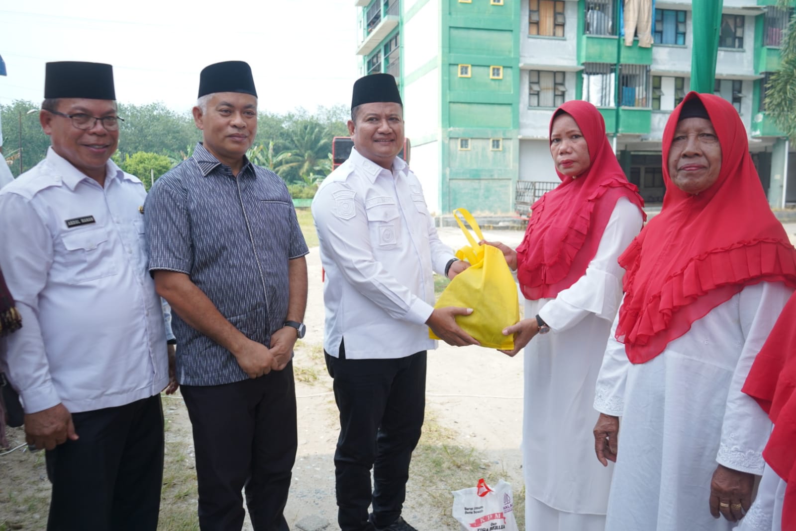 Wakil Bupati menyerahkan bantuan kepada kaum duafa pada peringatan Maulid Nabi Besar Muhammad SAW 1448 H, Selasa (8/9).