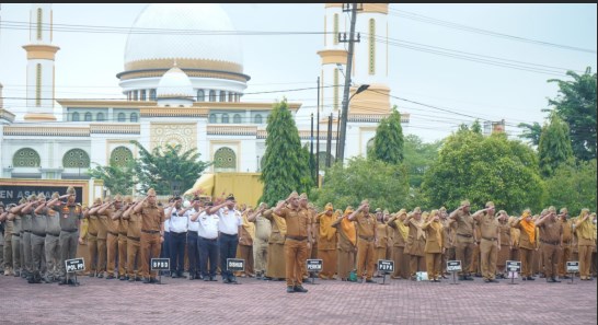 Wakil Bupati Asahan, Rianto SH MAP pimpin apel gabungan bulan September di halaman Kantor Bupati Asahan, Senin (7/9).