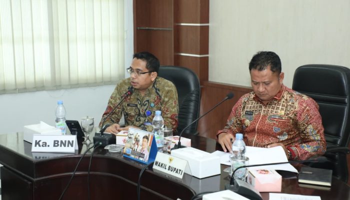 Wakil Bupati Asahan, Rianto SH MAP pimpin rapat sinkronisasi Tim Terpadu Pencegahan dan Pemberantasan Penyalahgunaan dan Peredaran Gelap Narkotika (P4GN) diaula Mawar, Kamis (3/9).