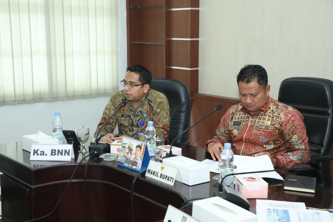 Wakil Bupati Asahan, Rianto SH MAP pimpin rapat sinkronisasi Tim Terpadu Pencegahan dan Pemberantasan Penyalahgunaan dan Peredaran Gelap Narkotika (P4GN) diaula Mawar, Kamis (3/9).