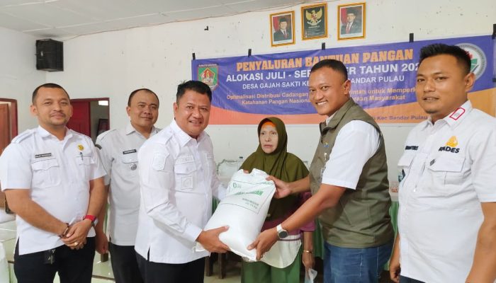 Wakil Bupati Asahan, Rianto SH MAP salurkan bantuan beras di Desa Gajah Sakti, Kecamatan Bandar Pulau, Rabu (2/9). 