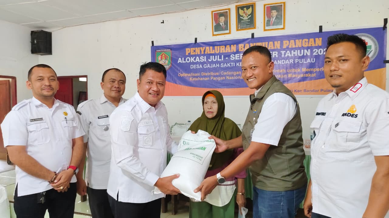 Wakil Bupati Asahan, Rianto SH MAP salurkan bantuan beras di Desa Gajah Sakti, Kecamatan Bandar Pulau, Rabu (2/9). 