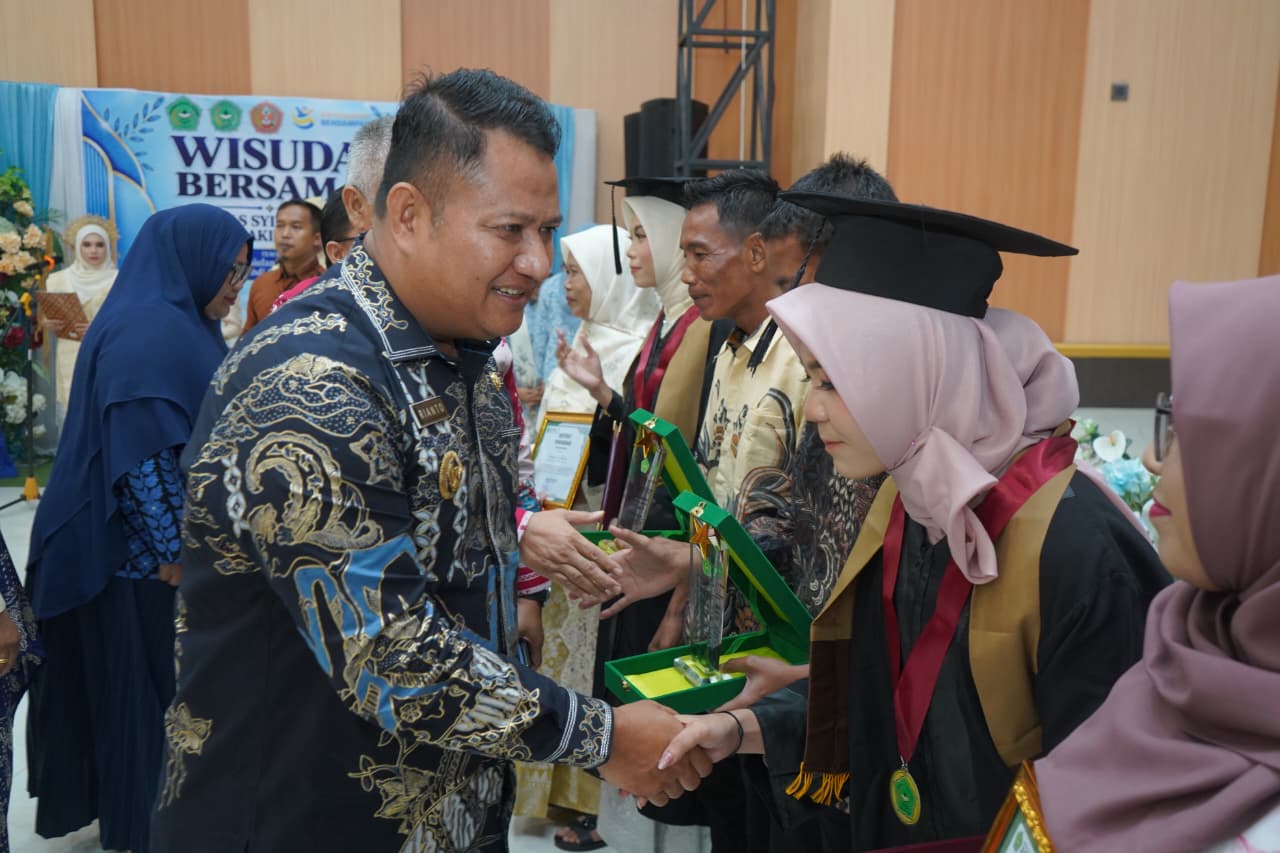 Wakil Bupati Asahan, Rianto SH MAP hadiri wisuda STIKes Asyifa Kisaran dan STIKes Sakinah Husada di Hotel Singapore Land, Sabtu (26/9).