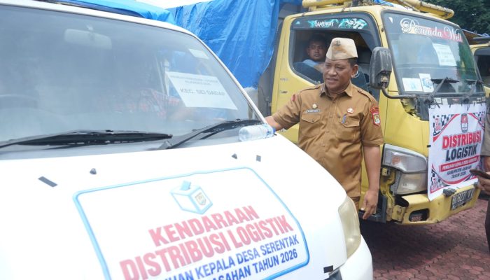 Bupati Asahan melalui Asisten I, Azmy Ismail AP MSi melepas distribusi logistik Pemilihan Kepala Desa (Pilkades) serentak di halaman Kantor Bupati Asahan, Senin (5/10).