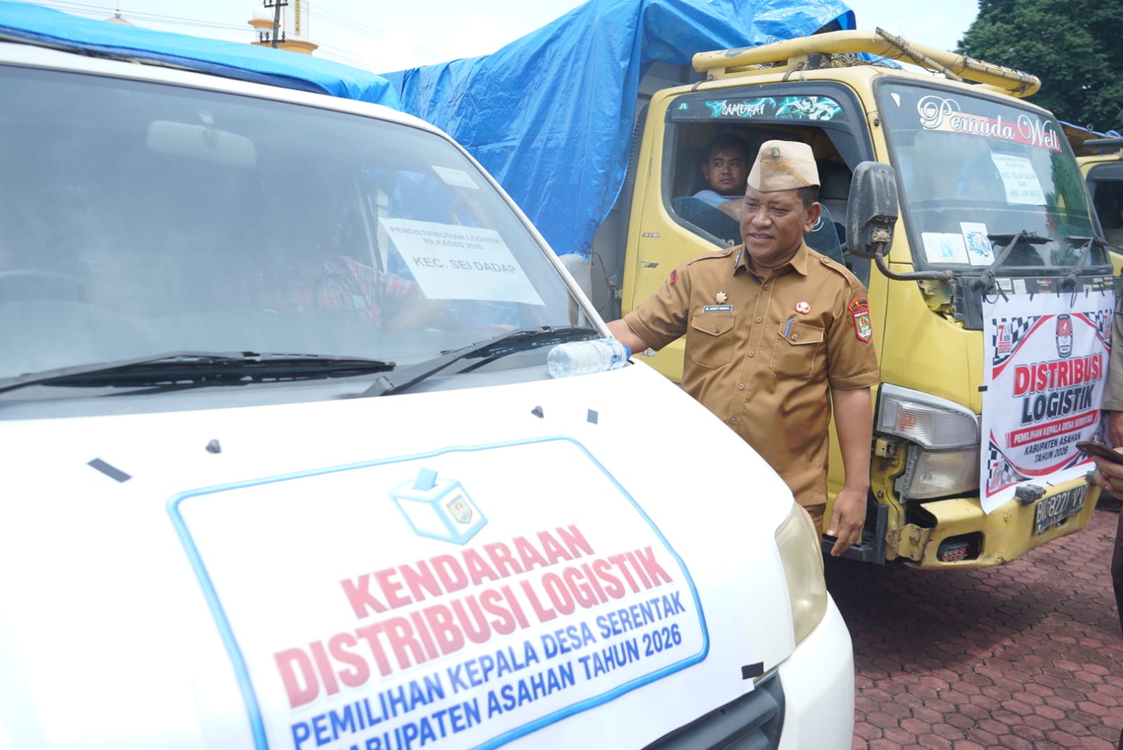 Bupati Asahan melalui Asisten I, Azmy Ismail AP MSi melepas distribusi logistik Pemilihan Kepala Desa (Pilkades) serentak di halaman Kantor Bupati Asahan, Senin (5/10).
