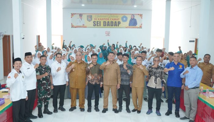 Wakil Bupati Asahan, Rianto SH MAP buka Talk Show Edukatif yang digagas Barisan Aspirasi Pemuda dan Mahasiswa (BAPAM) diaula Kantor Camat Sei Dadap, Selasa (13/10). 
