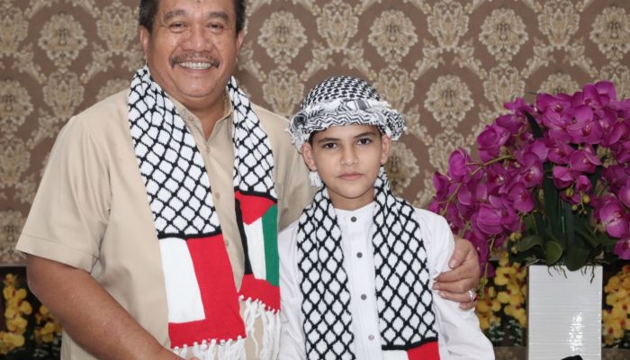 Bupati Asahan, Taufik Zainal Abidin SSos MSi sambut anak-anak Gaza di Rumah Dinas, Jum'at (9/10/).