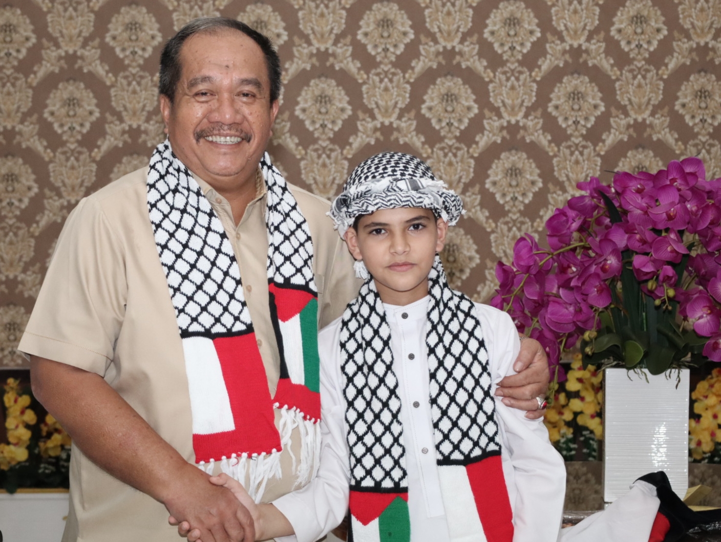 Bupati Asahan, Taufik Zainal Abidin SSos MSi sambut anak-anak Gaza di Rumah Dinas, Jum'at (9/10/).
