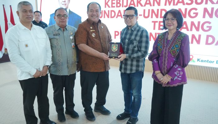 Bupati Asahan, Taufik Zainal Abidin SSos MSi membuka rapat rekomendasi revisi UU No 23 tahun 2014 tentang Pemerintahan Daerah di aula Melati, Kamis (29/10). 