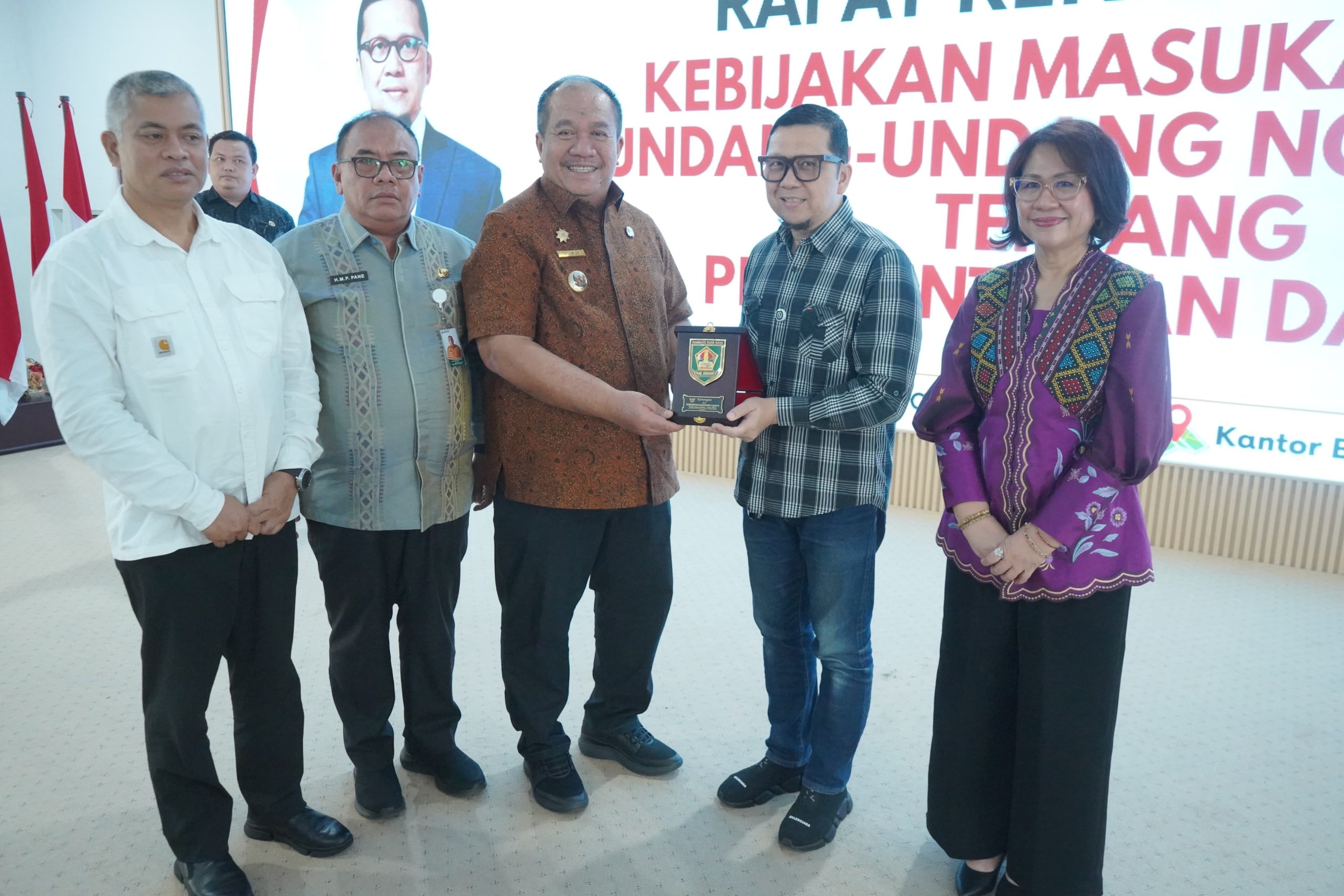 Bupati Asahan, Taufik Zainal Abidin SSos MSi membuka rapat rekomendasi revisi UU No 23 tahun 2014 tentang Pemerintahan Daerah di aula Melati, Kamis (29/10).