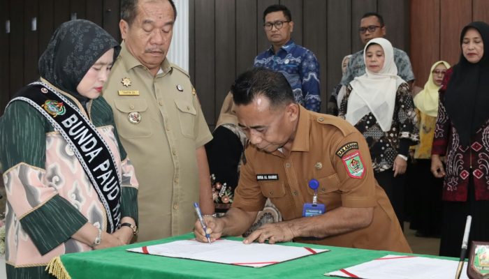 Bupati Asahan, Taufik Zainal Abidin SSos MSi hadiri pengukuhan kelompok kerja Bunda Paud dan pelantikan Bunda Paud tingkat Kecamatan di Rumah Dinas, Selasa (20/10).