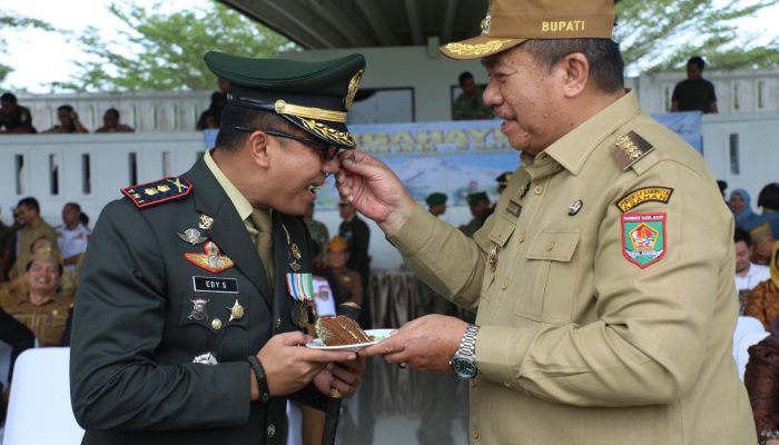 Bupati Asahan, Taufik Zainal Abidin SSos MSi ikuti upacara HUT TNI ke 81 di Alun Alun, Senin (5/10). 