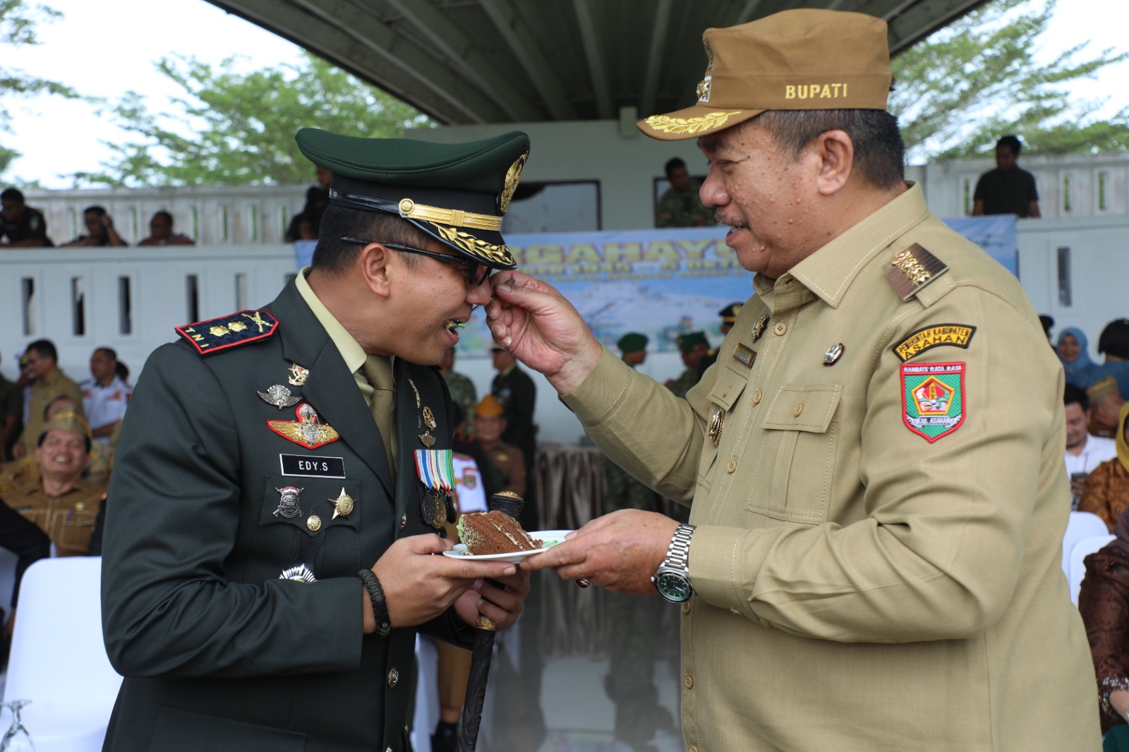 Bupati Asahan, Taufik Zainal Abidin SSos MSi ikuti upacara HUT TNI ke 81 di Alun Alun, Senin (5/10). 