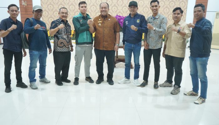 Bupati Asahan, Taufik Zainal Abidin SSos MSi melepas atlet renang ke Kejuaraan Indonesia Open di Rumah Dinas Bupati, Kamis (29/10).