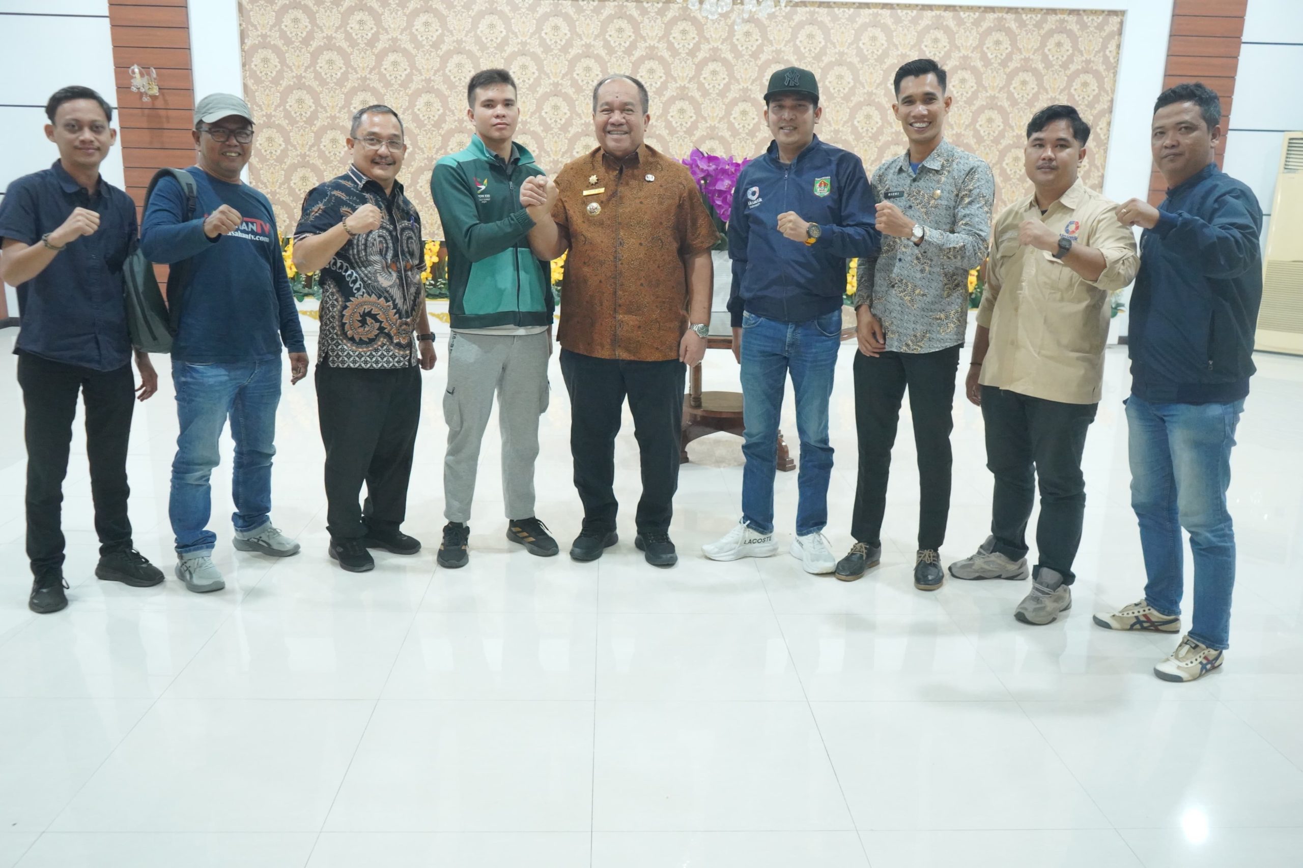 Bupati Asahan, Taufik Zainal Abidin SSos MSi melepas atlet renang ke Kejuaraan Indonesia Open di Rumah Dinas Bupati, Kamis (29/10).