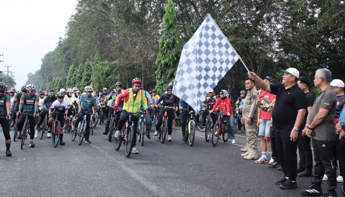 Bupati Asahan, Taufik Zainal Abidin SSos MSi didampingi Ketua DPRD Asahan, Efi Irwansyah MKM melepas ratusan peserta gowes Taruna Asahan Cycle saat Car Free Day, Minggu (25/10). 