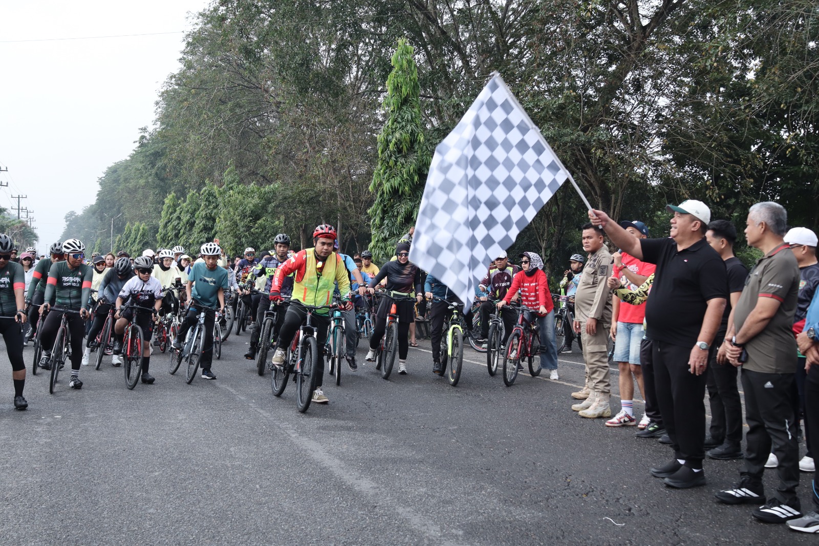 Bupati Asahan, Taufik Zainal Abidin SSos MSi didampingi Ketua DPRD Asahan, Efi Irwansyah MKM melepas ratusan peserta gowes Taruna Asahan Cycle saat Car Free Day, Minggu (25/10). 