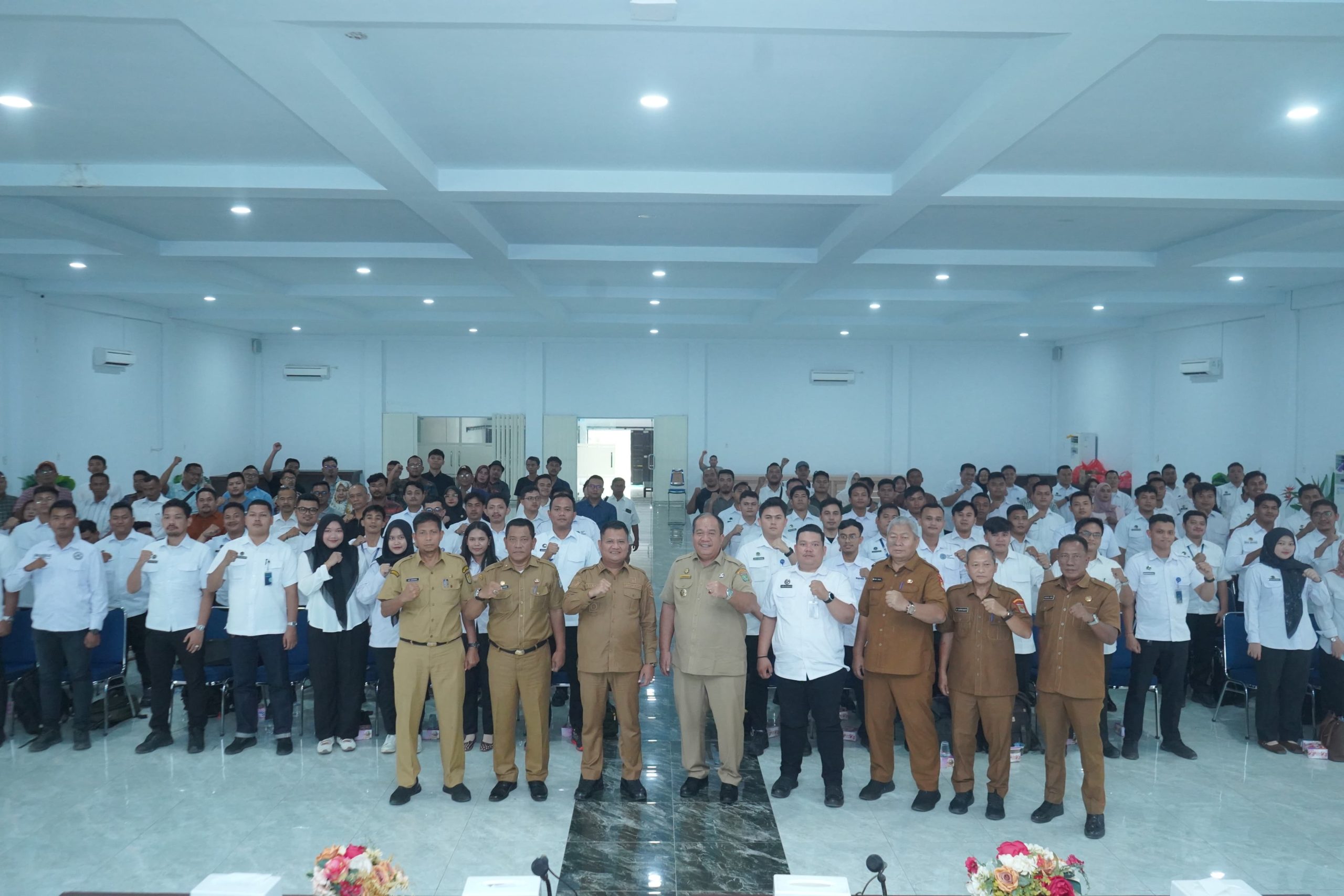 Bupati Asahan, Taufik Zainal Abidin SSos MSi buka rapat evaluasi dan koordinasi pelaksanaan program MBG diaula Melati, Rabu (14/10).