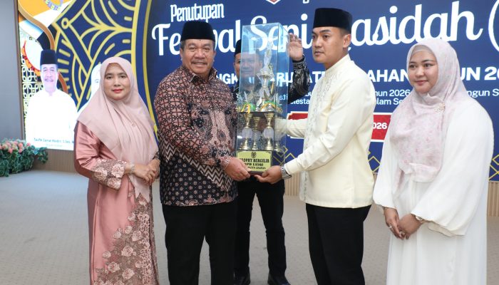 Bupati Asahan Taufik Zainal Abidin SSos MSi secara resmi menutup Festival Seni Qosidah (FSQ) tingkat Asahan tahun 2026 di Aula Melati, Jumat (2/10). 