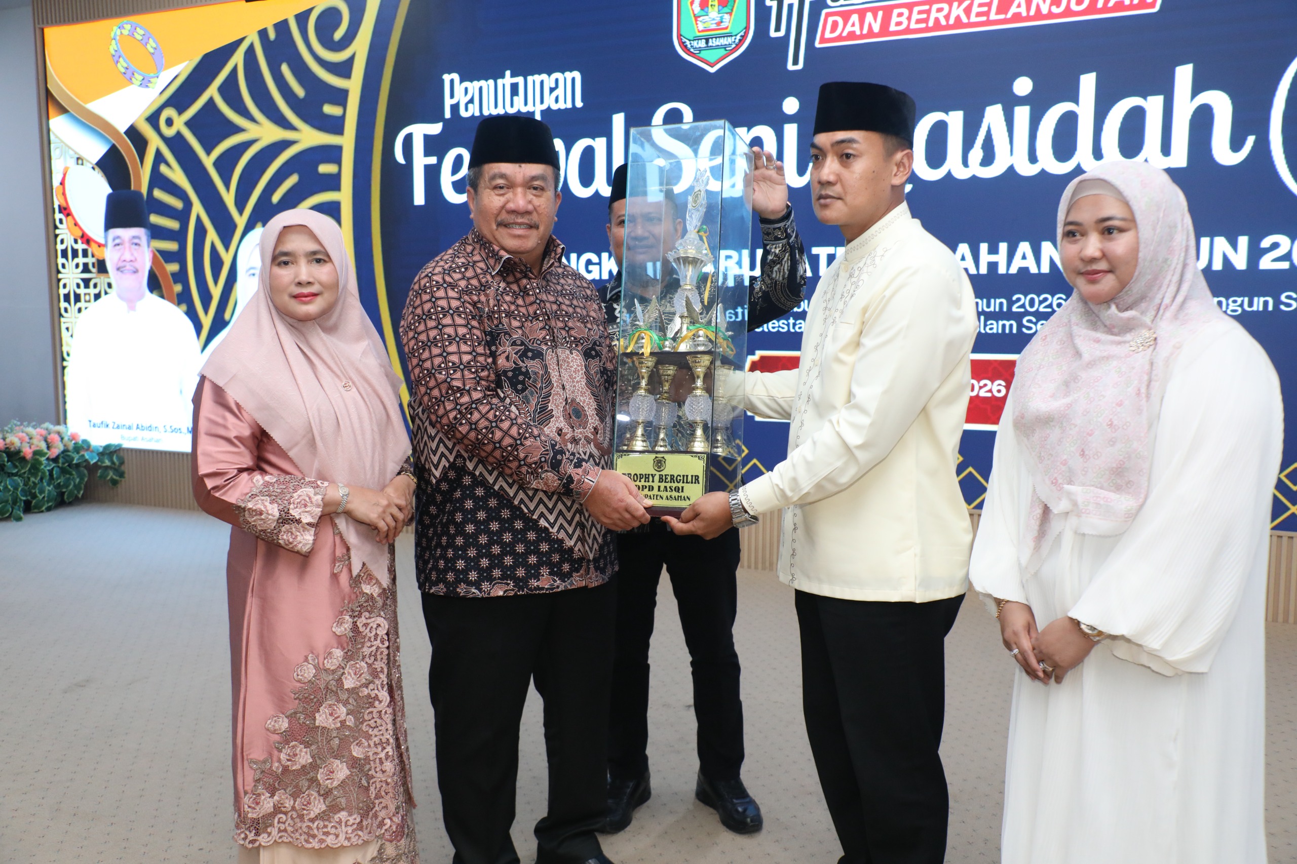Bupati Asahan Taufik Zainal Abidin SSos MSi secara resmi menutup Festival Seni Qosidah (FSQ) tingkat Asahan tahun 2026 di Aula Melati, Jumat (2/10). 