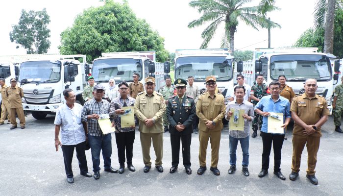 Bupati Asahan, Taufik Zainal Abidin SSos MSi bersama Dandim 0208 Asahan, Letkol Edy Syahputra serahkan 27 truk Koperasi Desa Merah Putih (KDMP) di Makodim, Senin (5/10). 