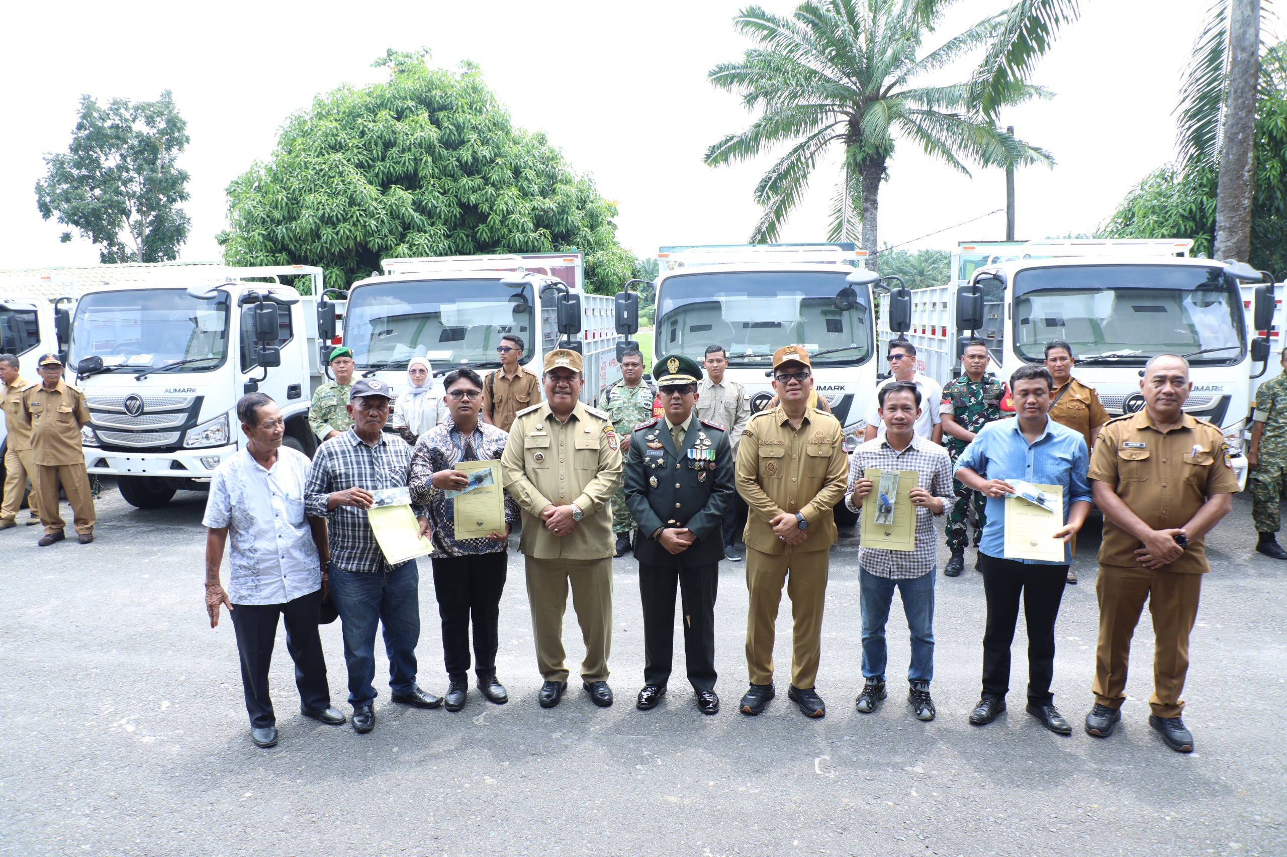 Bupati Asahan, Taufik Zainal Abidin SSos MSi bersama Dandim 0208 Asahan, Letkol Edy Syahputra serahkan 27 truk Koperasi Desa Merah Putih (KDMP) di Makodim, Senin (5/10). 