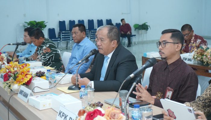 Usai melakukan penilaian di Desa Ledong Barat, tim KPK disambut Bupati Asahan Taufik Zainal Abidin SSos MSi di Aula Melati Kantor Bupati Asahan, Kamis (1/10).