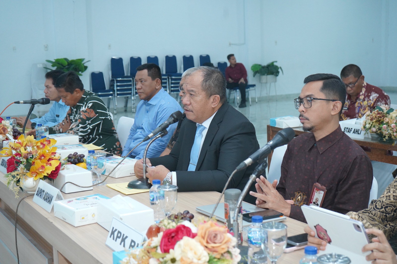 Usai melakukan penilaian di Desa Ledong Barat, tim KPK disambut Bupati Asahan Taufik Zainal Abidin SSos MSi di Aula Melati Kantor Bupati Asahan, Kamis (1/10).