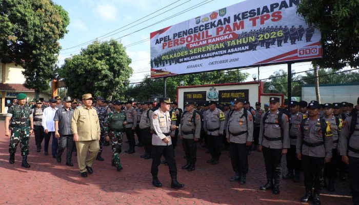 Kapolres Asahan AKBP Adi Dharma Pramudhita pimpin apel pengecekan kesiapan PAM TPS Pilkades di Halaman Mapolres, Selasa (6/10). 