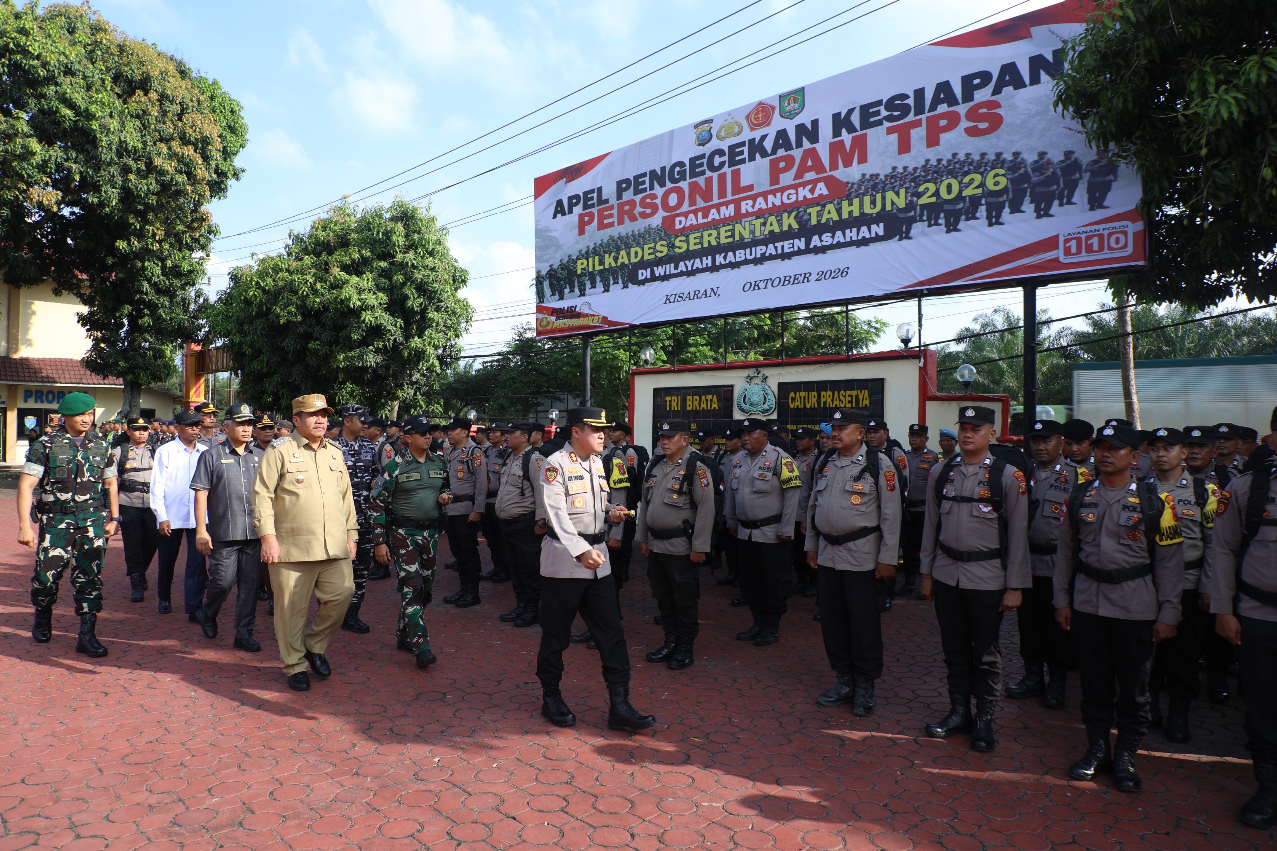 Kapolres Asahan AKBP Adi Dharma Pramudhita pimpin apel pengecekan kesiapan PAM TPS Pilkades di Halaman Mapolres, Selasa (6/10).