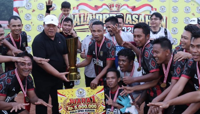 Bupati Asahan, Taufik Zainal Abidin SSos MSi menutup turnamen sepak bola piala Ketua DPRD Asahan antar kecamatan U 35+ di Stadion Mutiara Kisaran, Minggu (11/10).