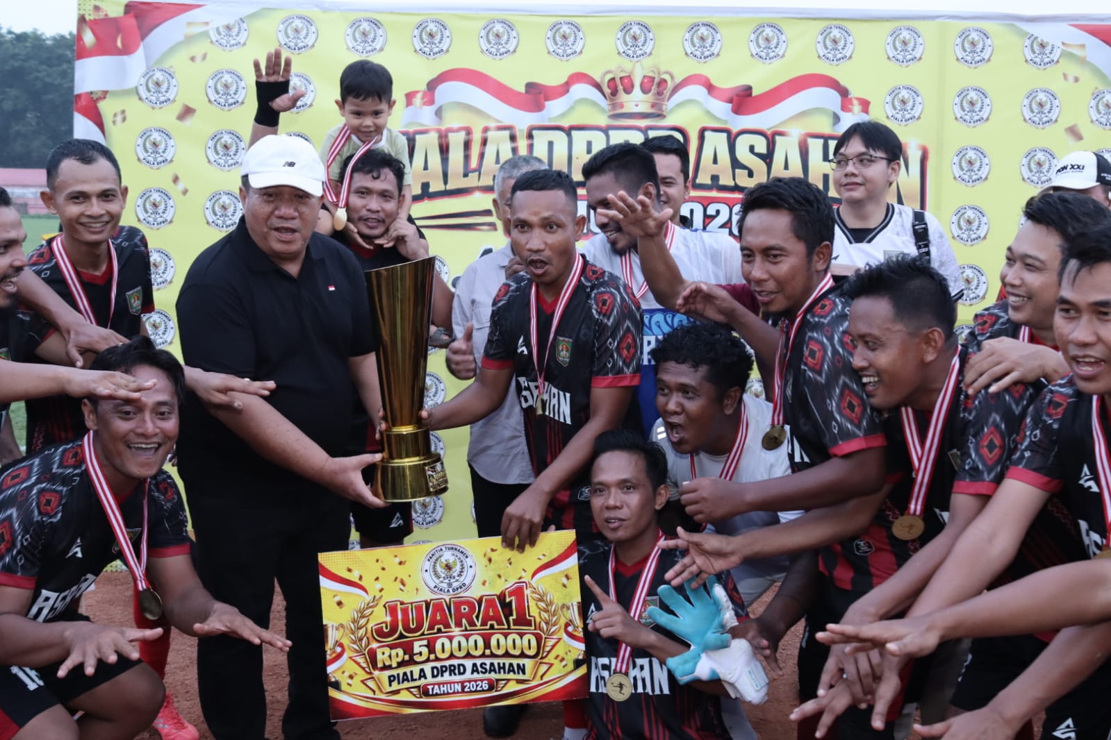 Bupati Asahan, Taufik Zainal Abidin SSos MSi menutup turnamen sepak bola piala Ketua DPRD Asahan antar kecamatan U 35+ di Stadion Mutiara Kisaran, Minggu (11/10).