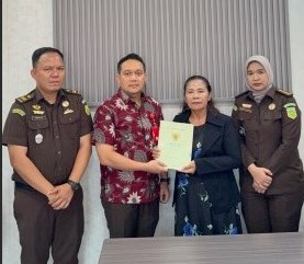 Kejaksaan Negeri Asahan kembalikan barang bukti berupa sertifikat tanah kepada Herlina Hutauruk, Rabu (14/10). 