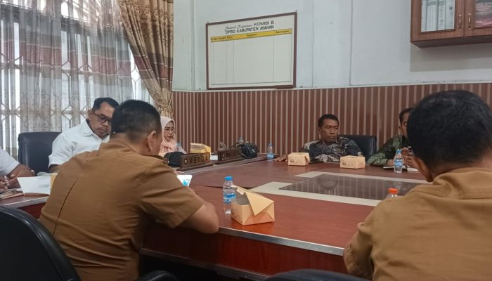 Ketua Komisi B DPRD Asahan saat Rapat Dengar Pendapat (RDP) bersama pihak PKS PTPN IV Bandar Pasir Mandoge, Selasa (27/10)